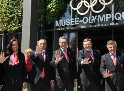 La delegación española en Lausana saluda haciendo el símbolo de Madrid 2016. De izquierda a derecha, Mercedes Coghen, Alejandro Blanco, Alberto Ruiz-Gallardón, Jaime Lissavetzky y Juan Antonio Samaranch.