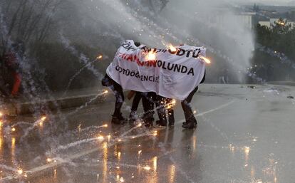 La policía turca ha dispersado en Ankara (Turquía) con gases lacrimógenos y cañones de agua una protesta de varios cientos de estudiantes que se manifestaban contra la inauguración de una carretera que divide el campus de su universidad.