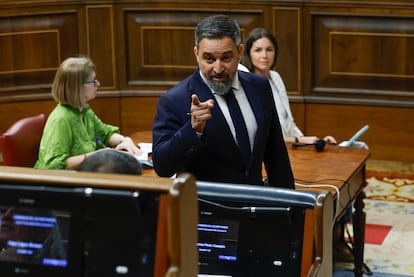 El líder de Vox, Santiago Abascal, abandona la sesión de control al Ejecutivo celebrada este miércoles en el Congreso.