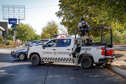 Elementos de la policía y de la Guardia Nacional acuden a la zona donde fue encontrado el cuerpo de un hombre secuestrado días previos, este lunes en Culiacán, Sinaloa.
