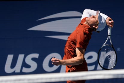 Sinner sirve durante el partido contra Shapovalov en la central de Nueva York.