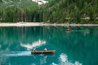 Embarcaciones en el lago di Braies (Italia). 