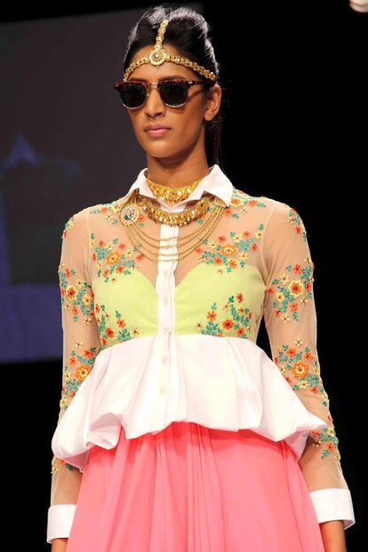 Bombay ha acogido este mes su semana de la moda veraniega (Crucero 2012): la Lakme Fashion Week. Entre sus desfiles hemos podido identificar tendencias que nos son sumamente familiares como el estampado floral y el peplum.