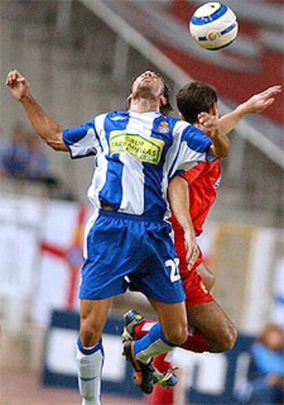 Serrano, del Espanyol, y Victor (derecha) luchan por la posesión del balón.