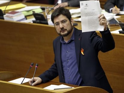 El portavoz de Esquerra Unida, Ignacio Blanco, exhibe en las Cortes la resolución de la fiscalía que pone a Ciscar y Català al borde de la imputación.