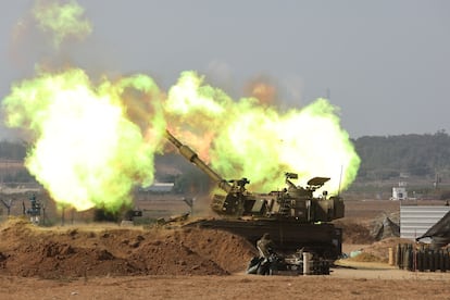 Fuego de artillería del ejército israelí cerca de la frontera de Gaza, este jueves.