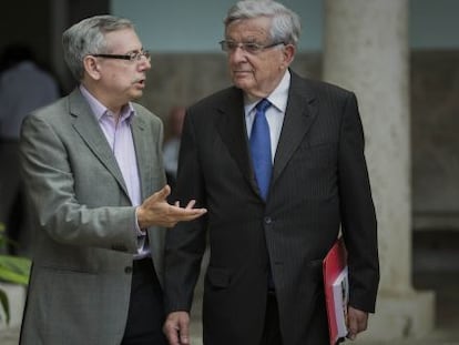 El senador Jean Pierre Chev&egrave;nement junto al vicerrector Antonio Ari&ntilde;o en la Universitat de Val&egrave;ncia.