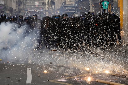 La policía toma posición durante los disturbios que se han producido en París tras las manifestaciones en contra la ley de pensiones.