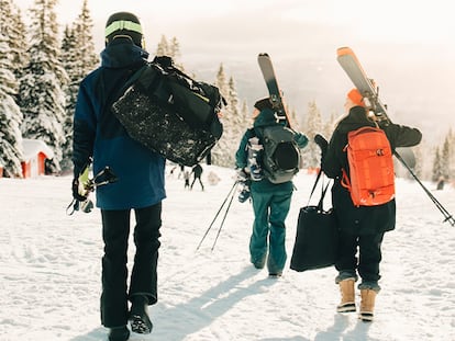 Un grupo de esquiadores caminando por la nieve.