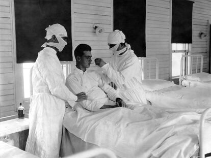 Dos enfermeras atienden a un soldado con gripe española en un hospital naval de Estados Unidos, en Nueva Orleans, Luisiana.