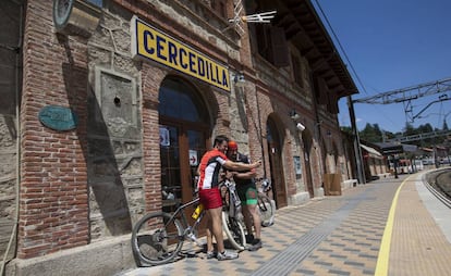 Dos ciclistas, en la estación de tren de Cercedilla.