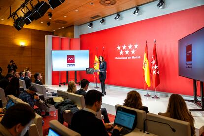 Los periodistas y los consejeros del Gobierno madrileño atienden a la presidenta de la Comunidad de Madrid, Isabel Díaz Ayuso, durante su discurso y rueda de prensa en el que ha hecho balance del año 2024, en la sede del Gobierno regional, en la Puerta del Sol.