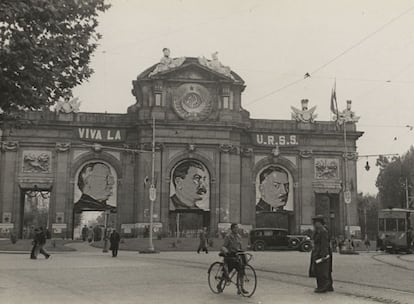 Homenaje a la URSS en la Puerta de Alcalá en el 20º aniversario de la revolución soviética.