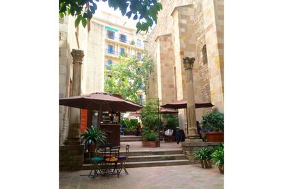 Las paredes del antiguo Palau Reial dels Comtes de Barcelona arropan esta terraza que, como dice su nombre, solo está operativa en verano. Hay que imaginar la entrada gótica, con sus muros pétreos, sus bóvedas y la paz que respiran los antiguos edificios, para darse cuenta lo bien que se puede estar tomando algo en un lugar así. En el mismo edificio se halla el Museo Marés, perfecto complemento a la visita. Abierto de abril a septiembre, de 10 a 22.