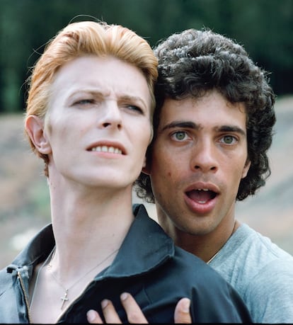 El compositor y productor Geoff MacCormack conoció a David Bowie como compañero de escuela primaria, pero su amor compartido por la música los convirtió en una pareja inseparable de por vida. En la imagen, ambos en 1975.

