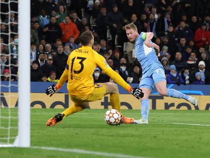 Kevin de Bruyne bate a Oblak en el partido de ida de los cuartos de final de la Liga de Campeones.