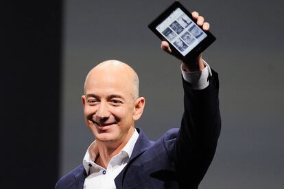 Jeff Bezos, CEO de Amazon, con el nuevo Kindle Paperwhite