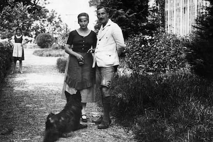 El escritor Stefan Zweig y su esposa, Friderike von Winternitz, en el jardín de su casa en Salzburgo, en 1922.