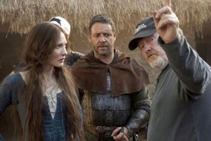 El director Ridley Scott da órdenes a Kate Blanchet y Russell Crowe en su última producción 'Robin Hood'.