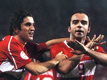 Semih Sentürk (a la derecha) celebra, junto a Ugur Boral, el tanto que marcó frente a Croacia.