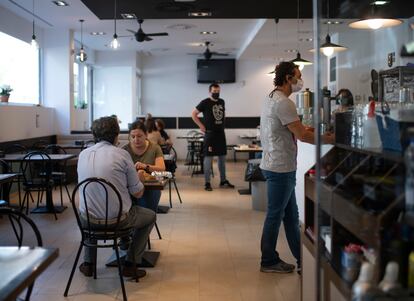 Interior de Casa Carmela, restaurante en el barrio de San Blas que ya ha repartido más de 25.000 menús solidarios gracias al proyecto 'Comida para todos'. 