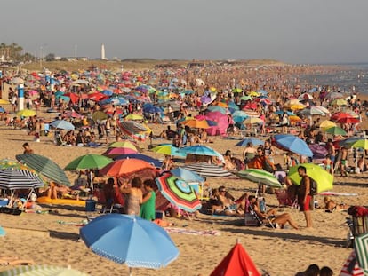 Bañistas en la playa del Palmar, en Vejer de la Frontera (Cádiz), en 2016. 