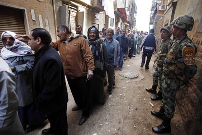 La cola ante un colegio electoral se extiende por una calle de Assuit, a 320 kilómetros al sur de El Cairo.