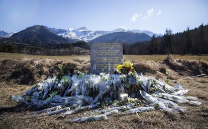 Monolito en recuerdo a las víctimas del vuelo Airbus A320 que se estrelló el martes en los Alpes franceses de la compañía Germanwings que hacía el trayecto entre Barcelona y Düsseldorf con 150 personas a bordo en la localidad de La Verne (Francia).