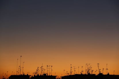 Centenares de antenas de televisión vistas en los tejados de Sevilla (España).