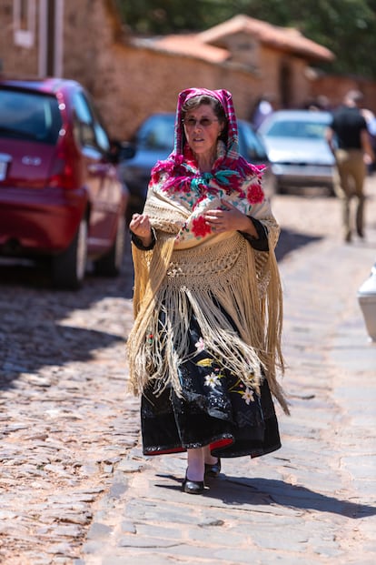 Una mujer vestida con el traje de maragata, en Castrillo de los Polvazares.