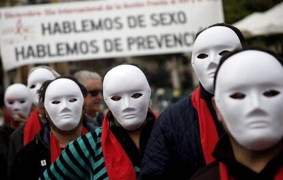 Un grupo de personas se han concentrado en Valencia con motivo de la celebración del Día Mundial del Sida.