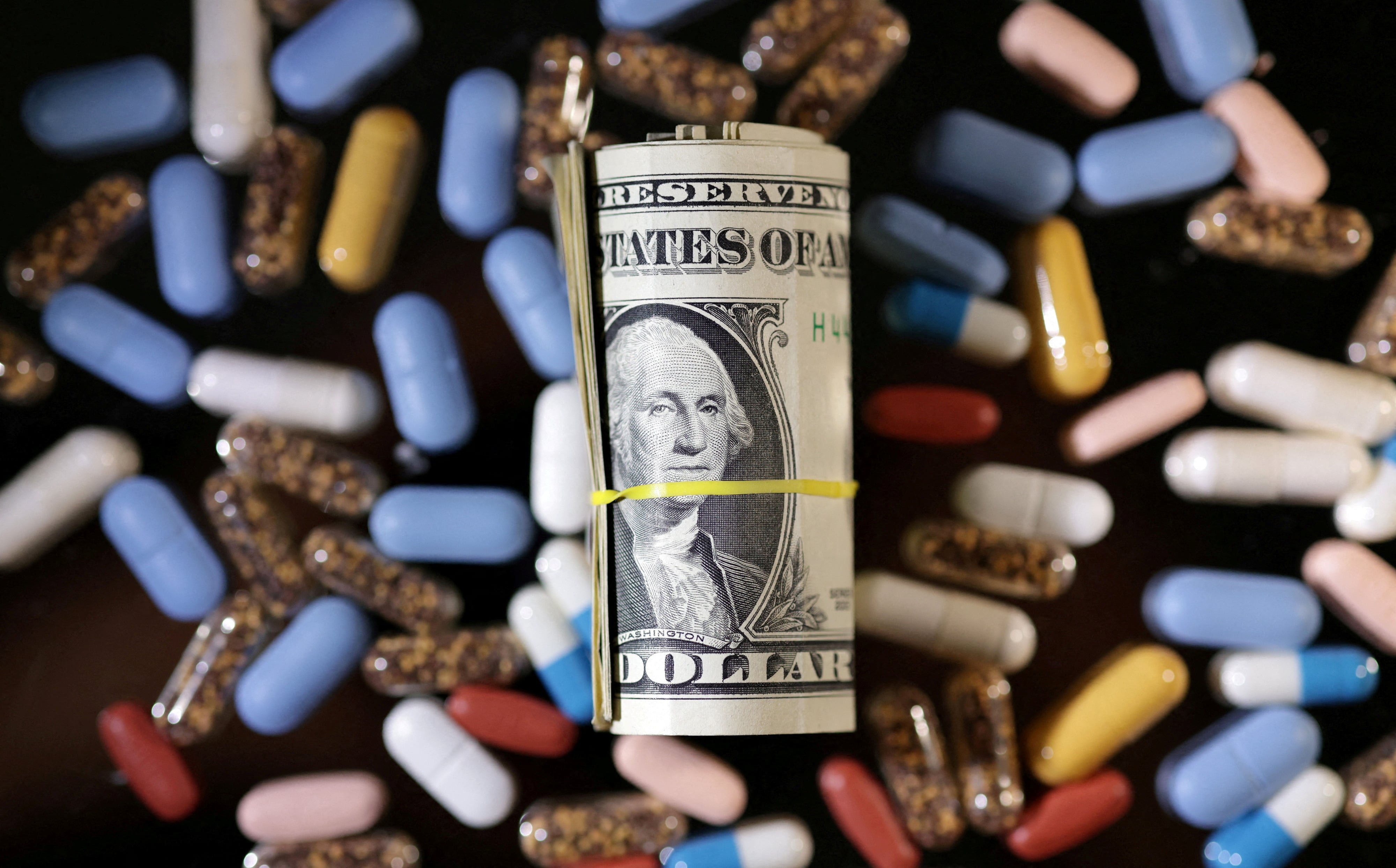 Ilustración de billetes de dólar sobre un fondo de medicamentos.