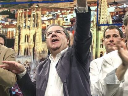 El presidente del gobierno, Mariano Rajoy (2i), junto al candidato del PP a la reelecci&oacute;n de la Presidencia de la Junta de Castilla y Le&oacute;n, Juan Vicente Herrera (2d), y Javier Lacalle (d), candidato a la reelecci&oacute;n a la alcald&iacute;a, durante un acto de campa&ntilde;a electoral hoy en Burgos. 