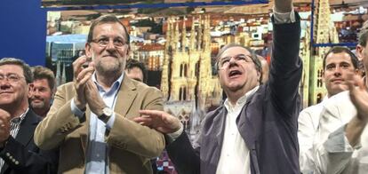 El presidente del gobierno, Mariano Rajoy (2i), junto al candidato del PP a la reelección de la Presidencia de la Junta de Castilla y León, Juan Vicente Herrera (2d), y Javier Lacalle (d), candidato a la reelección a la alcaldía, durante un acto de campaña electoral hoy en Burgos.