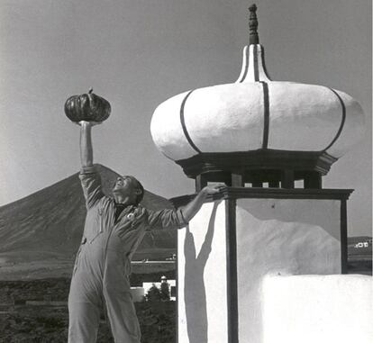 César Manrique en su casa, con una calabaza en la mano.