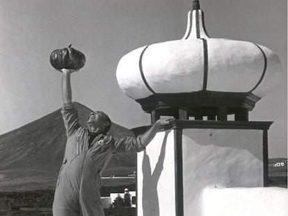 César Manrique en su casa, con una calabaza en la mano.