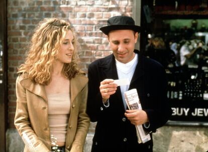 Sarah Jessica Parker y Willie Garson, como Carrie Bradshaw y Stanford Blatch en el tercer capítulo de la primera temporada de 'Sexo en Nueva York', emitido en junio de 1998.