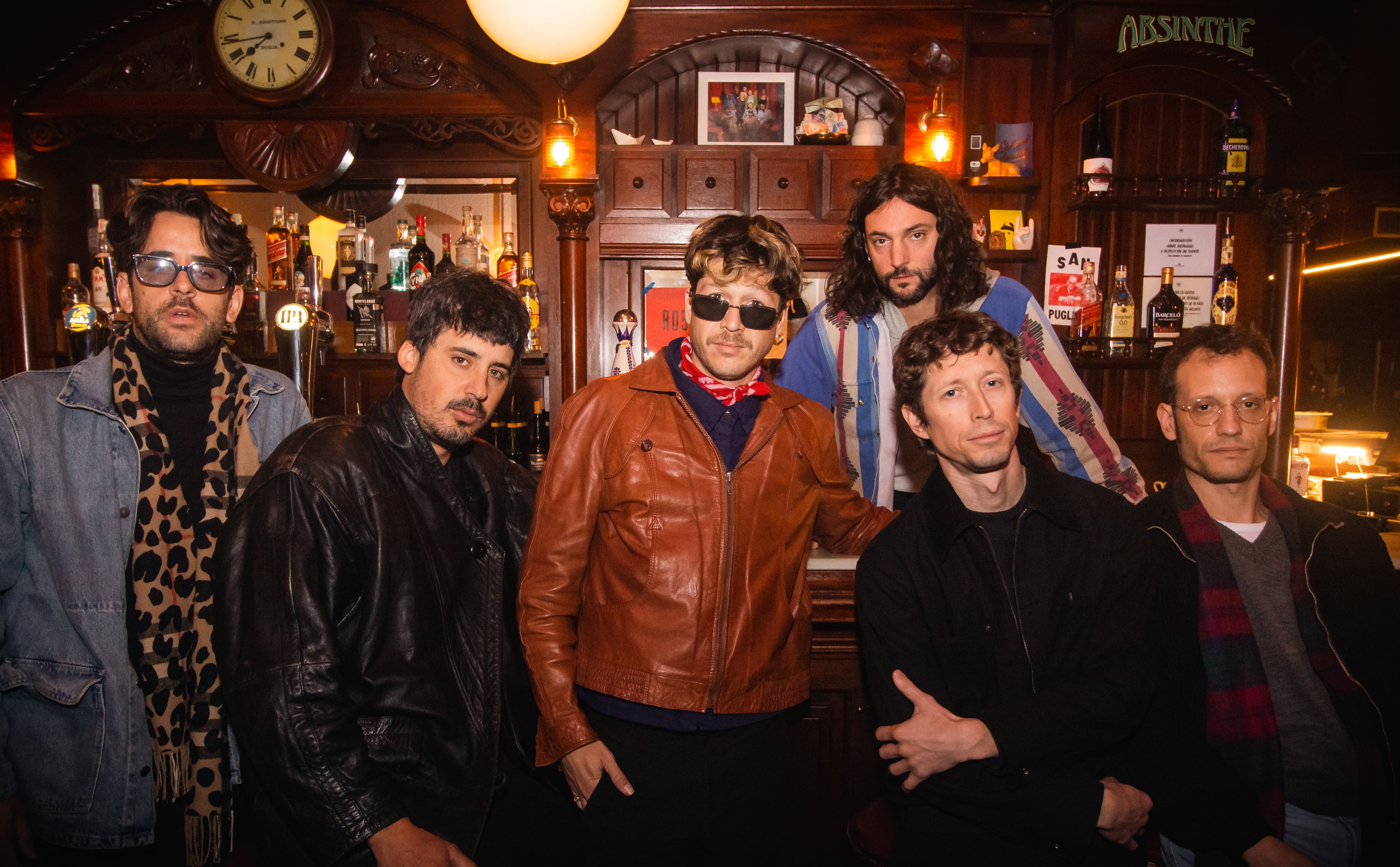 Los integrantes del grupo argentino Bandalos Chinos posan en la barra de Casa Brava antes del encuentro con fans en Madrid.