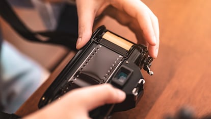 Aprende a manipular y a revelar tus negativos de fotografías sin estropearlos en esta guía de revelado.GETTY IMAGES.