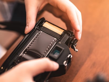 Aprende a manipular y a revelar tus negativos de fotografías sin estropearlos en esta guía de revelado.GETTY IMAGES.