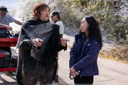 Norman Reedus y Angela Kang, en un momento del rodaje de la novena temporada de 'The Walking Dead'.