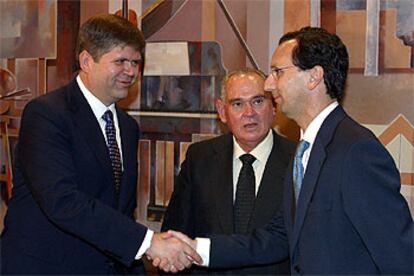 Jurado, director general de Cajasur, Castillejo y Jiménez Becerril, ayer, en la asamblea de la caja.