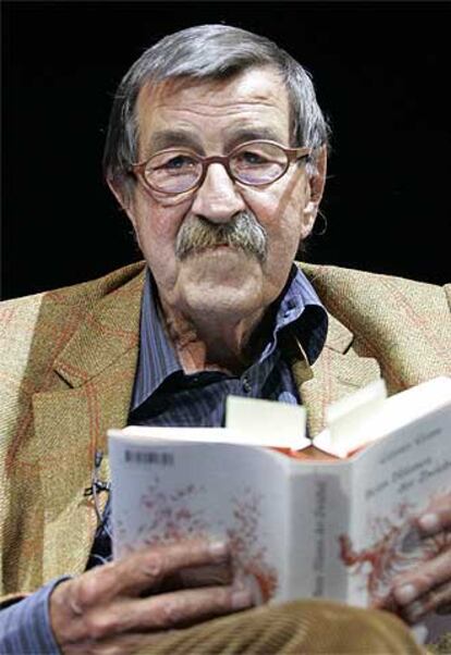 Günter Grass, durante la presentación de <i>Pelando la cebolla. </i>