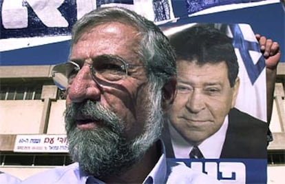 Mitzna, frente a un cartel de Ben Eliezer.