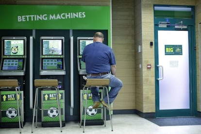 Un hombre en una casa de apuestas de Paddy Power