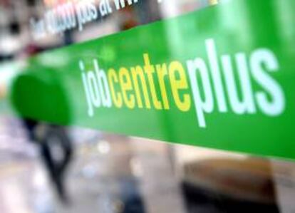 En la imagen, un peatón reflejado en la ventana deuna oficina de empleo en Londres, Reino Unido. EFE/Archivo