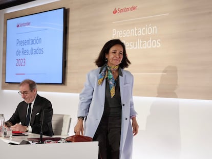 Ana Botín, presidenta de Banco Santander, junto a Héctor Grisi, consejero delegado de la entidad, este miércoles durante la presentación de resultados de 2023.