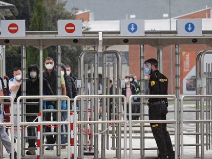 Empleados de la planta navarra de Volkswagen regresan al trabajo ayer lunes.