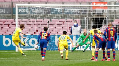 Alex Fernández logra el gol del empate de penalti del Cádiz ante el Barça este domingo en el Camp Nou.