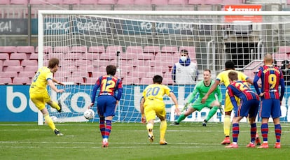 Alex Fernández logra el gol del empate de penalti del Cádiz ante el Barça este domingo en el Camp Nou.